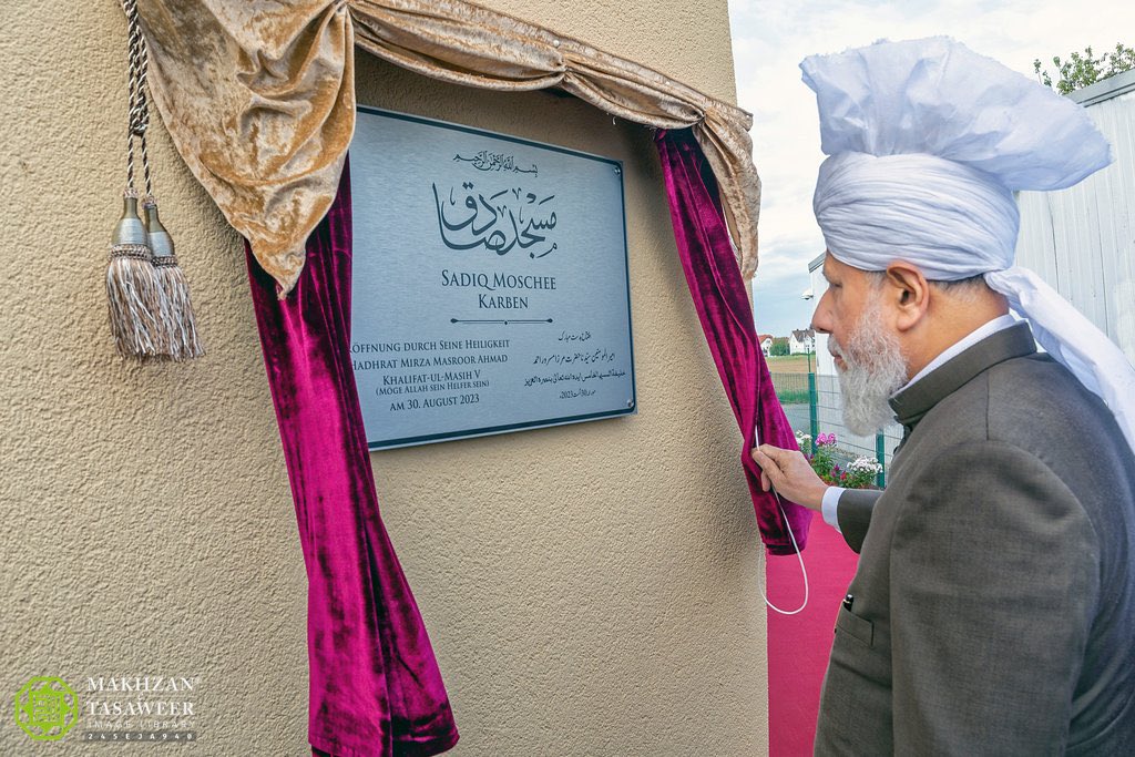 makhzanteam's tweet photo. Hazrat Khalifatul Masih V (aba) unveiling commemorative plaque at the inauguration of Sadiq Mosque - Karben, Germany - 30th August 2023 

#KaliflnDeutschland #CaliphlnGermany https://t.co/UWQFHzr5og