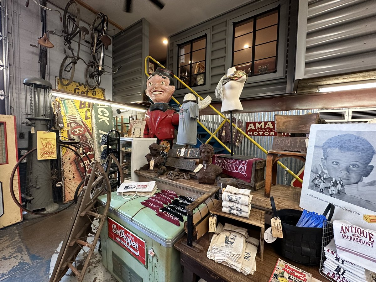 xbaxterx's tweet photo. #roadxtrip #travel #americanpickers #antiquearchaeology #antique #antiques #leclaire #iowa https://t.co/lX0YB3NGp6