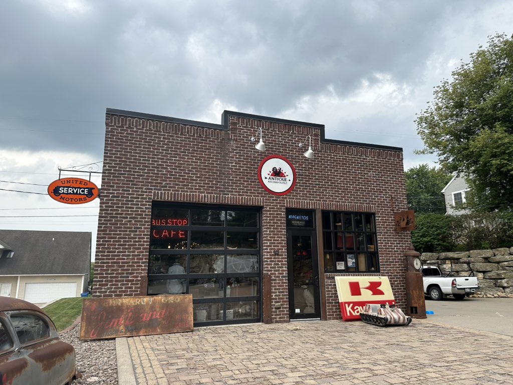 xbaxterx's tweet photo. #roadxtrip #travel #americanpickers #antiquearchaeology #antique #antiques #leclaire #iowa https://t.co/IHuMQAkFrN