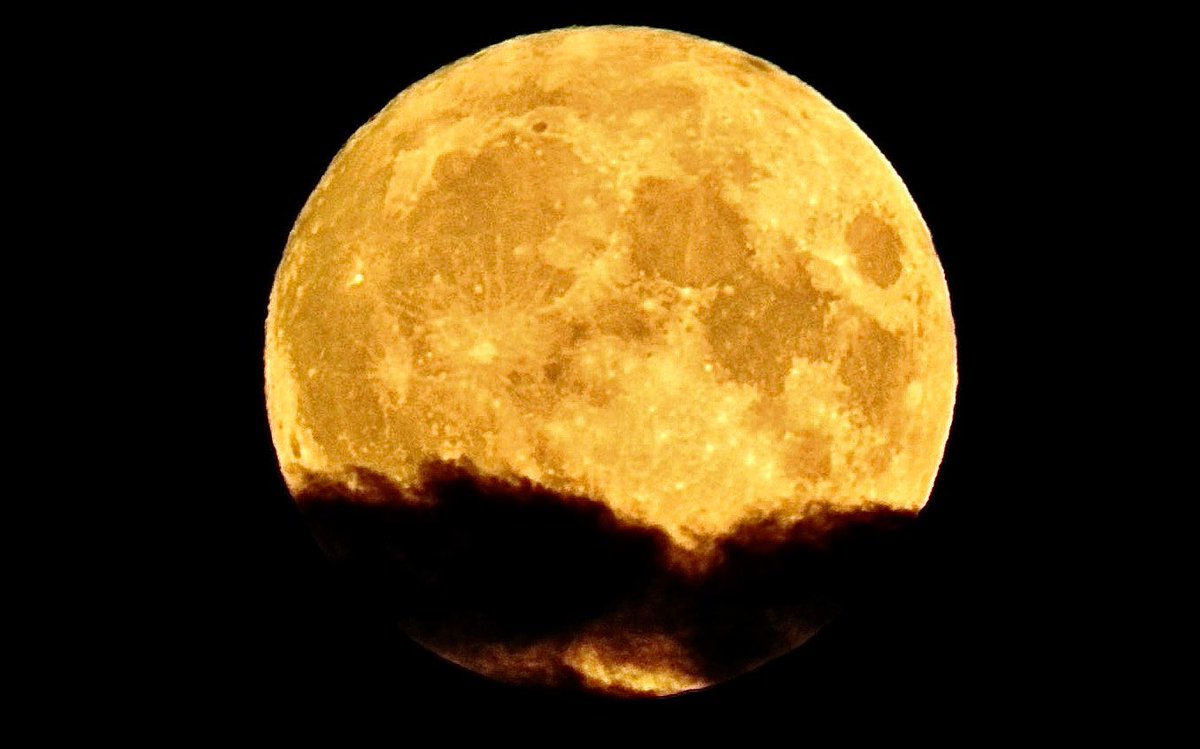 stphotography99's tweet photo. Tonight’s SuperMoon over Ryhill Wakefield @BBCLookNorth @bbcweather @KeeleyDonovan @Abbiedew @Hudsonweather https://t.co/WxPoJEPeCQ