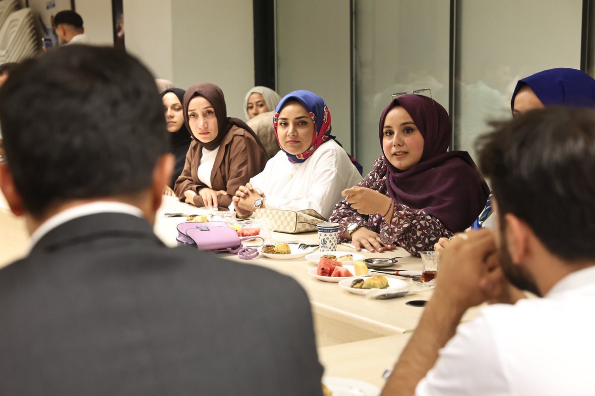 Gençliğimiz yoksa her şey eksik, 
Gençliğimiz varsa her şey TAMAM. ✍🏼

Bağcılar İlçe Gençlik Kollarımızdaki yol arkadaşlarımızla  bir araya geldik. 

Rabbim #TürkiyeYüzyılı hedeflerimiz doğrultusunda genç kardeşlerimizle bir ve beraber yol yürümeyi daim etsin.