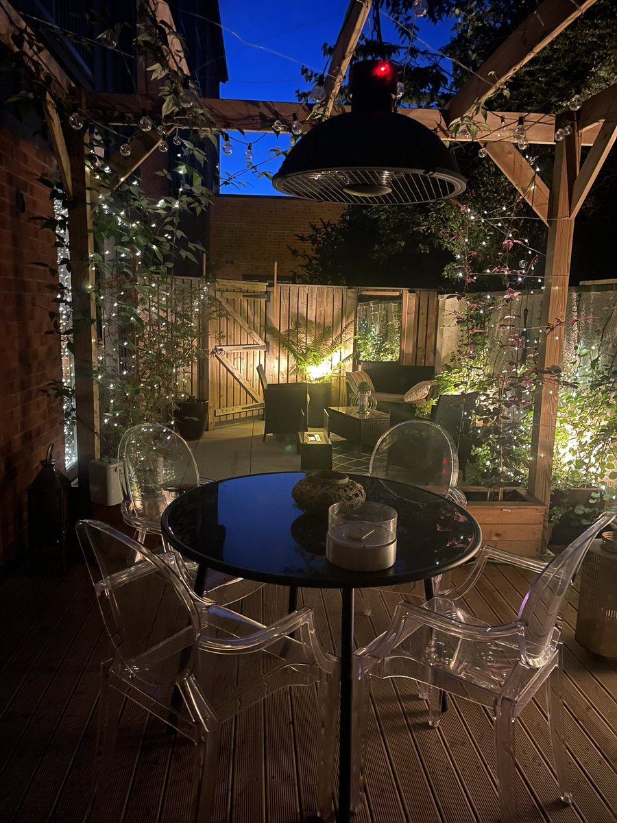 andrewright10's tweet photo. @Nigella_Lawson @DZD_UK @JohnLewisRetail A year ago, I said I’d give you an update on my little pergola project. Here you are 😊 plants still to mature but it’s coming along. Will send another in 2024 🩵 https://t.co/rEa4PdsBNK