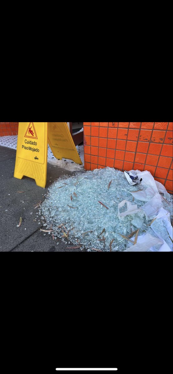 activeasian's tweet photo. Famous Chinese bakery in the Richmond District gets robbed and damaged for the 2nd time this month and 4th time this year! The owner is furious at San Francisco’s elected officials for allowing and emboldening these crimes. Daily anti Asian attacks on our small businesses! https://t.co/FYq8LThi0j