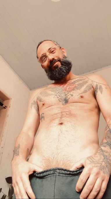 v&iacute;deo feito despretensiosamente&hellip;  https://t.co/qRORuNft45 https://t.co/zeCfvH6blB