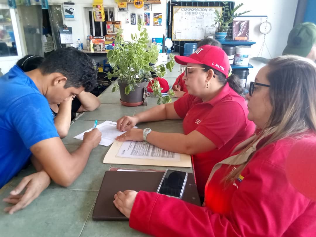 SENIAT_Oficial's tweet photo. #30Ago A través de #RegiónGuayana realizan operativo con 74 funcionarios en los sectores #Core8 y #Unare del municipio #Caroní.
#NosotrosSomosDeVerdad https://t.co/8xMYFG8joa