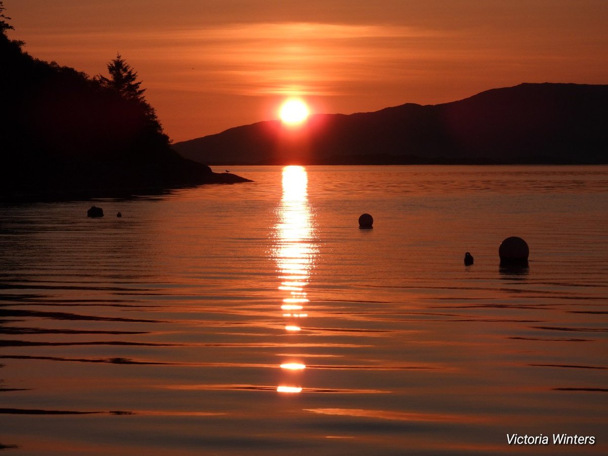 HeartofArgyll's tweet image. A4. Definitely a spot to be at one with nature and to focus on the present. Watching the sun go down over the Sound of Jura. Sound on for the video, take a deep breath and close your eyes, imagine that sun sinking and the light trail melting into the ocean. #Scotlandhour #nature