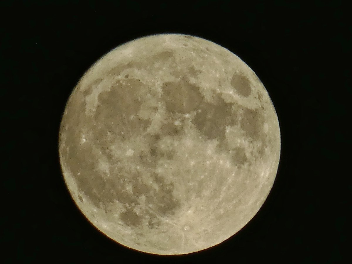 Una luna impresionante para terminar el verano…
LUMIX TZ80. Tomada a F 8.0 / 125. ISO 100. Zoom 720.