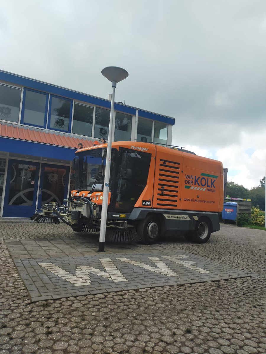 De specialisten van sponsor <a href="/vanderKOLK_z/">vanderKOLK-Zwolle</a>  hebben de bestrating van ons sportpark ontdaan van onkruid. De Weide Steen ziet er weer spic en span uit. Bedankt.