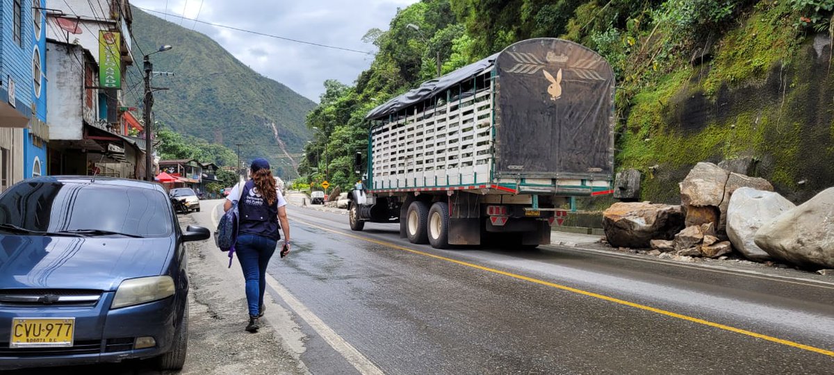 DefensoriaCol's tweet photo. En jornada de atención especializada en #Guayabetal, nuestra Regional #Cundinamarca verificó zona de riesgo en el kilómetro 58 vía al Llano. El equipo recogió información y conversó con habitantes sobre los riesgos. ✅Seguimiento a compromisos de @UNGRD con la población afectada. https://t.co/cBkNoERBts