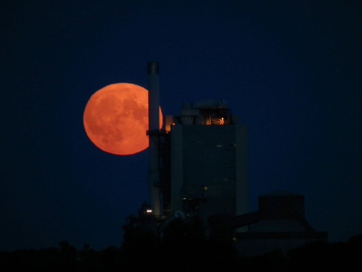 MetWatchUK's tweet photo. Blue #supermoon rising behind the Cemex Rugby cement factory this evening.
#stormhour #SuperBlueMoon #BlueMoon #photography @ThePhotoHour
@Shefali_oza @live_coventry https://t.co/IWnBWsedtn