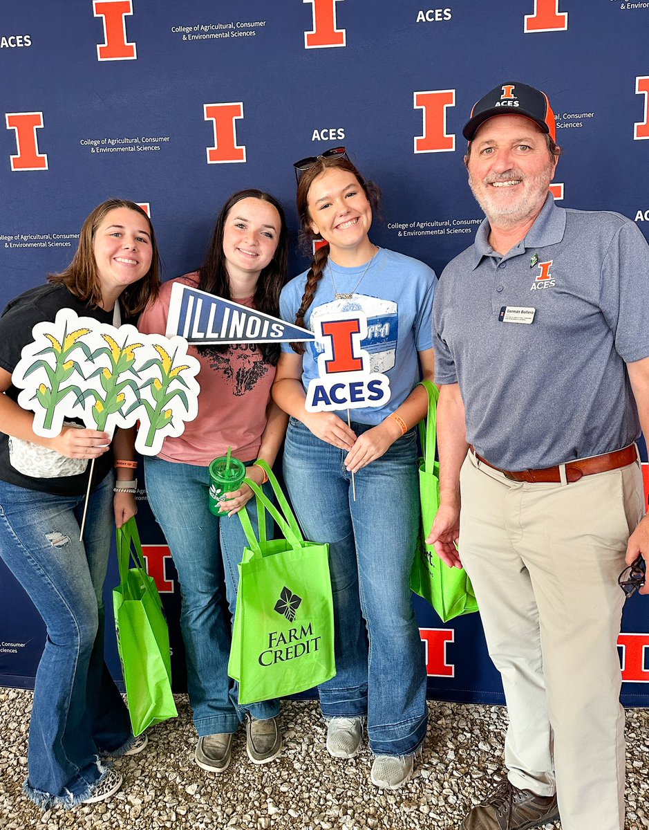ACESIllinois's tweet photo. Day ✌🏻 at the Super Bowl of Agriculture 🚜 https://t.co/j73ZT58acZ