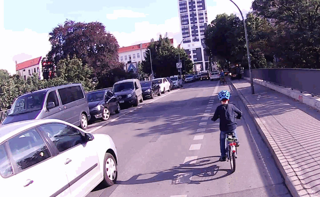 muehlendahl's tweet photo. ...was zum F*** bin ich sehend? Ein Parkstreifen? 
Und Radfahrer*innen kriegen das?

Da müsst Ihr ran, @derjochen.

Ist keine übergeordnete Straße, könnt Ihr selber @spdneukoelln @GrueneNeukoelln, auch wenn @SchreinerManja um die Parkplätze weint.

Oder gibt es schon Pläne?
3/3 https://t.co/QA2KIsygZi
