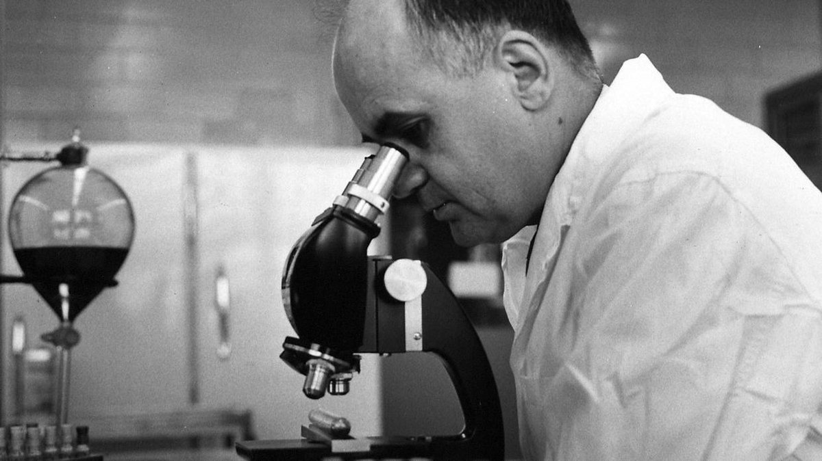 cateterdoblej's tweet photo. El 30/08/1919 nació Maurice Hilleman. Desarrolló unas 40 vacunas, por ejemplo las del sarampión, las paperas, la hepatitis B, la varicela, la meningitis, la neumonía y la Haemophius influenzae.
Puede ser una de las personas que más vidas ha salvado de la #HistoriaMedicina https://t.co/15VBTpGtmx