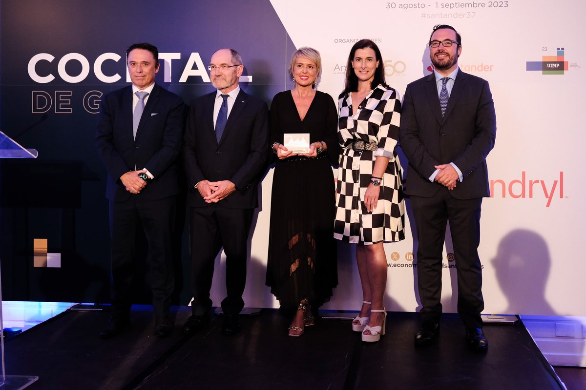 SEDIAgob's tweet image. 🙌La SE @carmeartigas tiene esta noche el honor de recoger el Premio @AMETIC_es al Impulso de las TIC en la Empresa Española en representación de @_minecogob y la @SEDIAgob 🇪🇸

🏆Hace entrega el presidente de la organización #PedroMier

#santander37 

➕