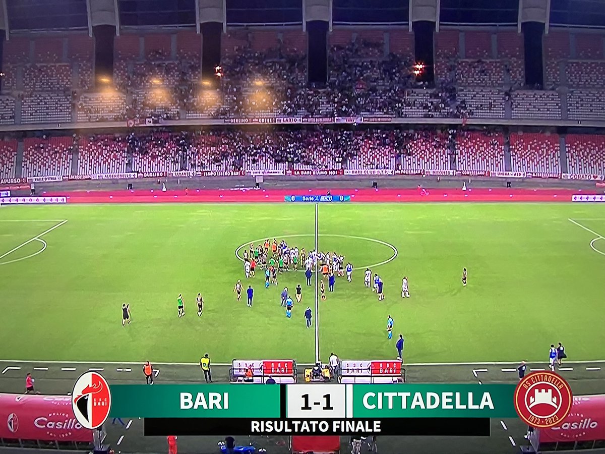Fulvio_P's tweet photo. Un secondo tempo soffrendo tantissimo la pressione avversaria, poche idee, poca concretezza. Dispiace lasciare punti per strada in questo modo. Ce ne pentiremo se si continua così. Bari - Cittadella 1-1 ⚪️🔴🐔@sscalciobari #sscbari #SerieBKT #SerieB #BARCIT #BariCittadella https://t.co/xPJRYB7tFe