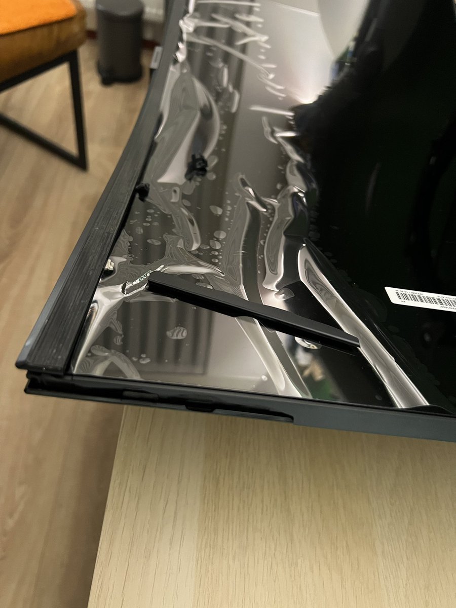 justroebbie's tweet photo. Na 3 weken wachten eindelijk binnen @SamsungNL  bedankt 🤩 ! Heb er weinig plezier van gehad 😤@PostNL kan blijkbaar niet met pakketten omgaan !🤬 @Coolblue_NL kan niet fatsoenlijk inpakken 🤬 het scherm zat stuk in de doos🤦🏼‍♂️
#Coolblue #postnl #samsungNL 
Wanneer komt de nieuwe ? https://t.co/KkeLLGXuwI