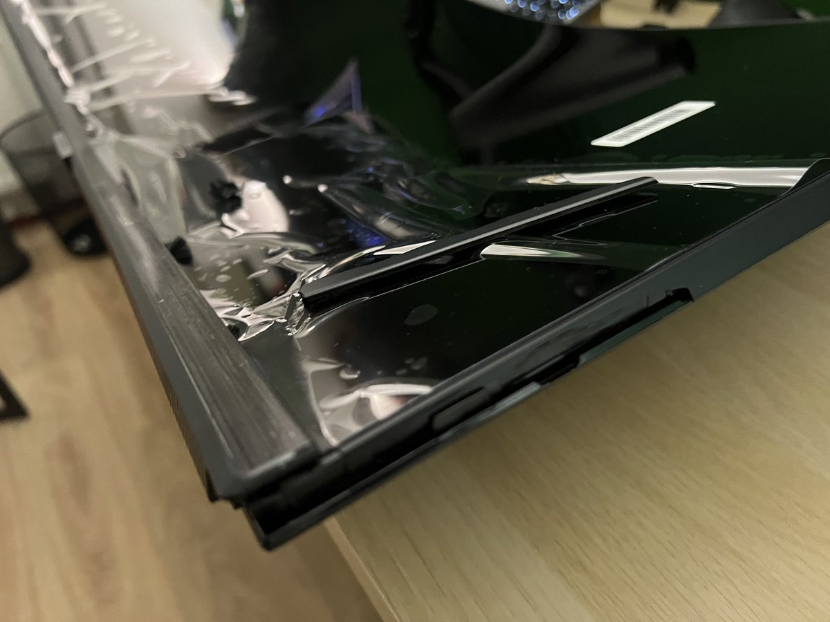 justroebbie's tweet photo. Na 3 weken wachten eindelijk binnen @SamsungNL  bedankt 🤩 ! Heb er weinig plezier van gehad 😤@PostNL kan blijkbaar niet met pakketten omgaan !🤬 @Coolblue_NL kan niet fatsoenlijk inpakken 🤬 het scherm zat stuk in de doos🤦🏼‍♂️
#Coolblue #postnl #samsungNL 
Wanneer komt de nieuwe ? https://t.co/KkeLLGXuwI