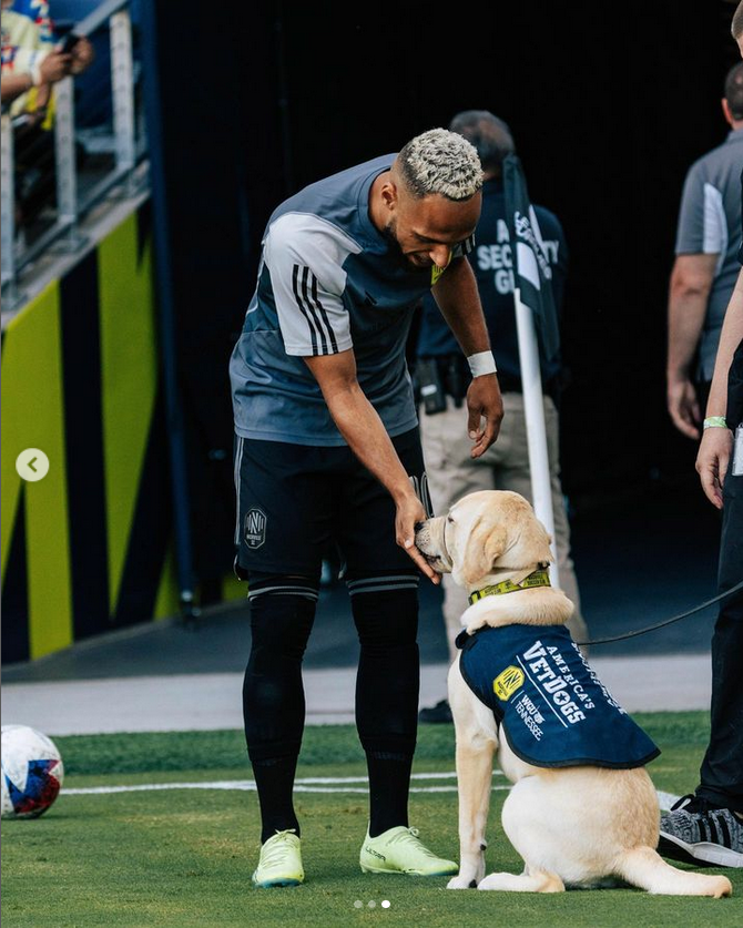 We just couldn't resist reposting this photo of Cash, our sponsored veteran's dog in training, and wishing <a href="/NashvilleSC/">Nashville SC</a> good luck vs. Miami tonight. #WGUTennessee #NashvilleSC #AmericasVetDogs