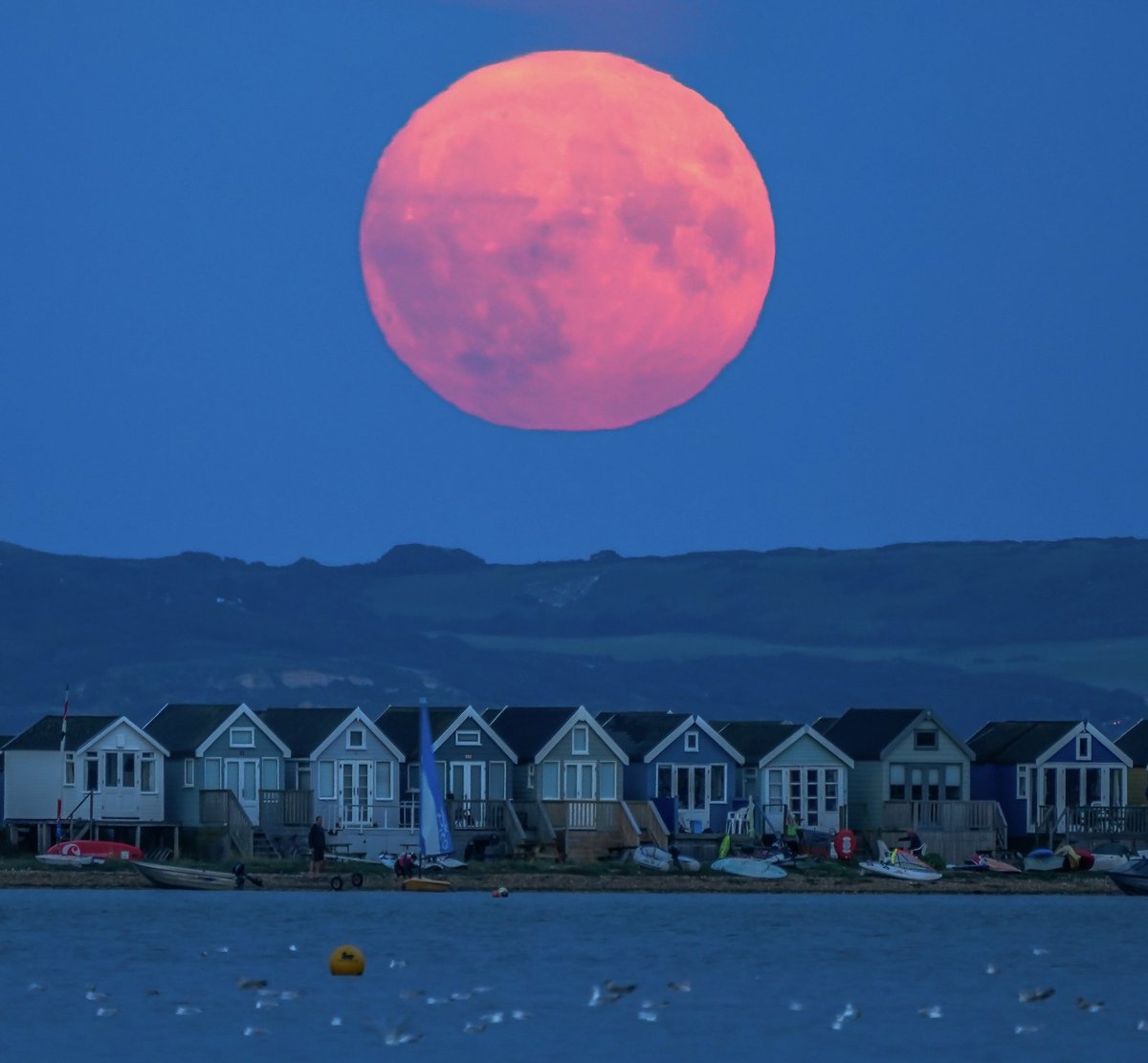 The Blue Super Moon this evening over Mudeford Spit #bluemoon #supermoon #moon @StormHour