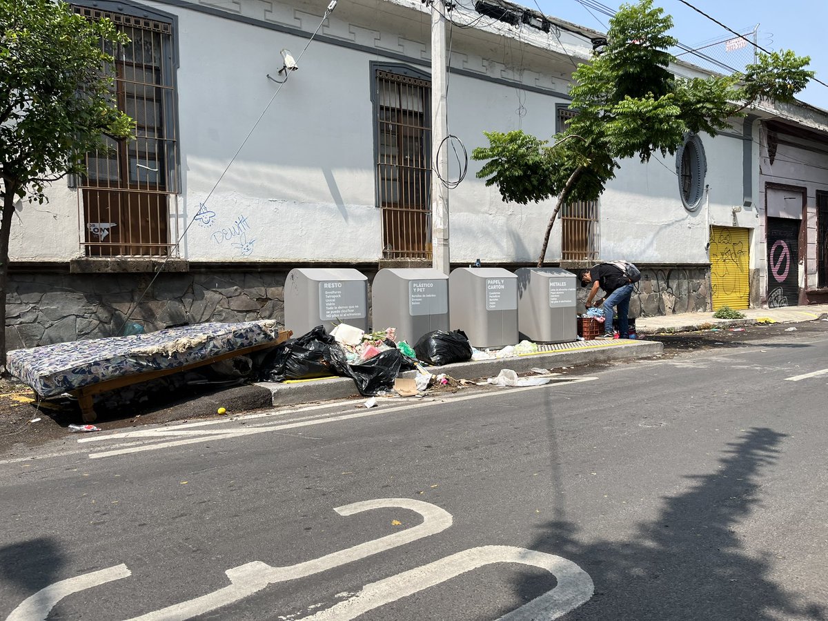 Supermorphe's tweet photo. Montenegro y Enrique Díaz de leon cada semana un cochinero distinto. Puntos de infección habrían de llamarse. de limpios es lo único que no tienen @Trafico_ZMG https://t.co/9tywlLC8rR