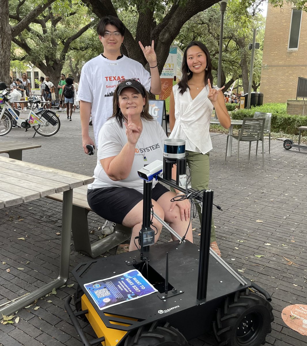 Loving our time talking with students at Party on the Plaza! #NSFGCR research on humans and robots has had a great first year of research. @TexasTipi @UTexasMoody @UTGoodSystems