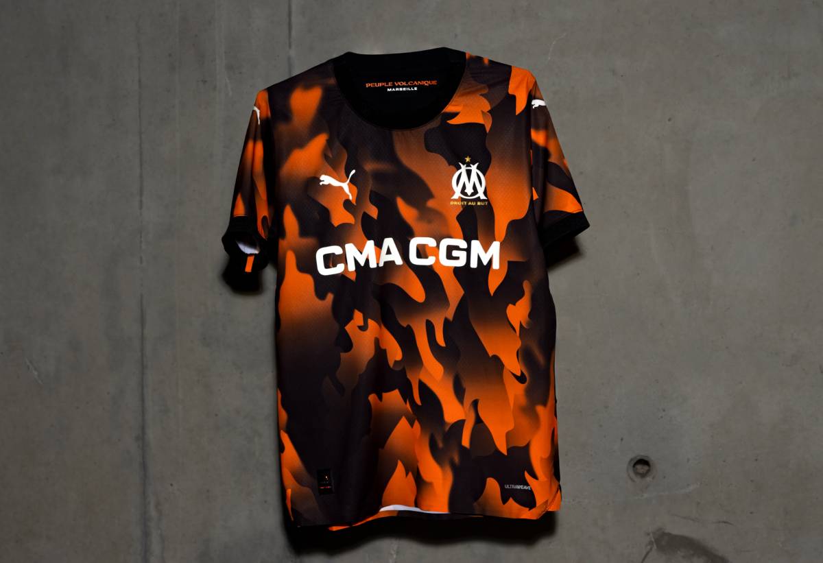 footinsidefr's tweet photo. L'Olympique de Marseille dévoile son 3ème maillot saison 2023/24. Le maillot du "Peuple Volcanique" ! https://t.co/cCY2cpqW0K #OM #OlympiqueMarseille #Marseille #Ligue1 #Foot #MaillotdeFoot #Football https://t.co/BRyiOu1Tzj