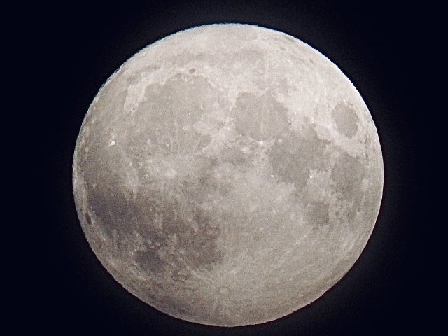 wendyward7's tweet photo. Fantastic super blue moon tonight over Benllech bay Anglesey 🌝 @AngleseyScMedia @BBCBreakfast @BBCWthrWatchers @GranadaReports @BBCNWT @BBCWales @carolkirkwood @DerekTheWeather @nightskynetwork https://t.co/nVxH673eih