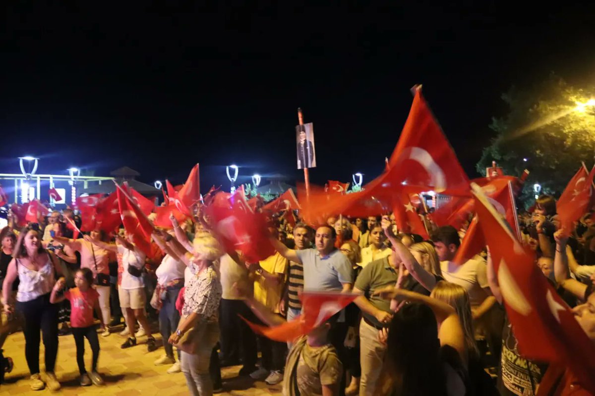 📌 30 Ağustos Zafer Bayramı etkinlikler kapsamında Cide Belediyesi Cumhuriyet Meydanı önünden Fener Alayı yürüyüşü düzenlendi 

Düzenlenen yürüyüş programına; Kaymakamımız Sayın Tuncay KARATAŞ,İlçe Belediye Başkanı Mehmet Eşref MUTLU,ilçe protokolü ve vatandaşlar katıldı.