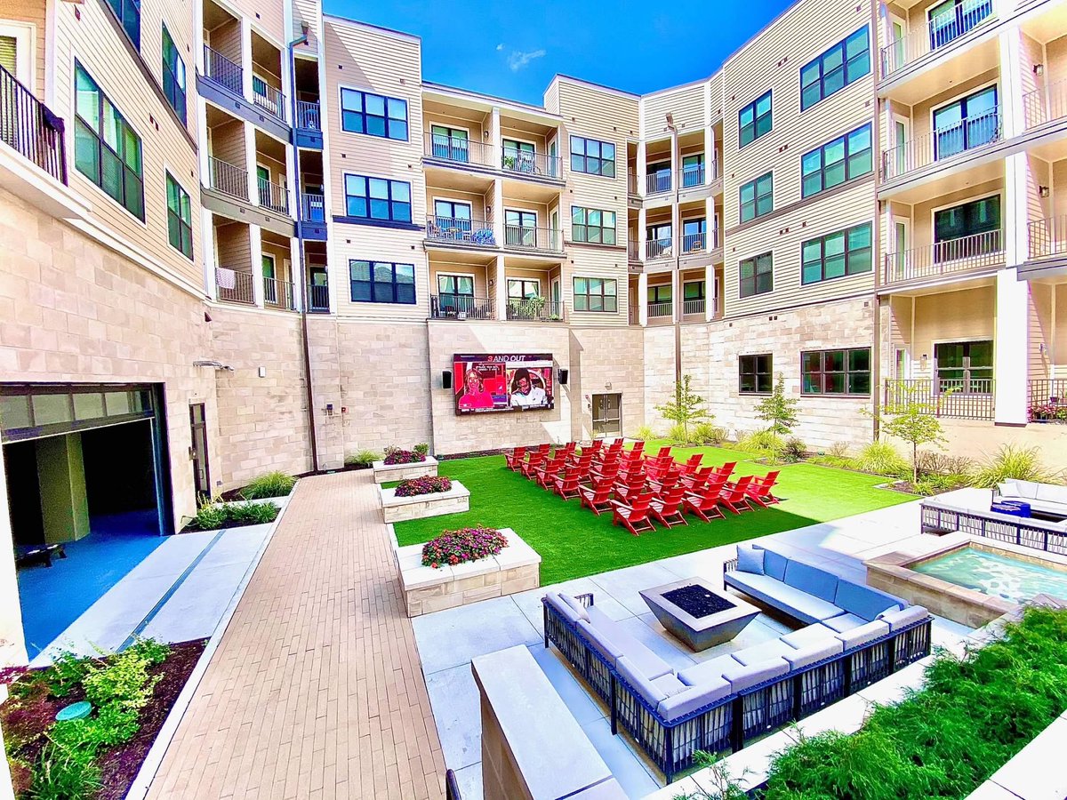 PromontoryKC's tweet image. @eatschmidtfood will be located in the front parking lot from 5pm to 8pm for our first chief party of the year. 🏈 
Menu and prices have been posted on active building for residents to view. 
#residentevents #chiefskingdom❤️💛🏈 #luxuryliving #promontoryapartments #kcapartments