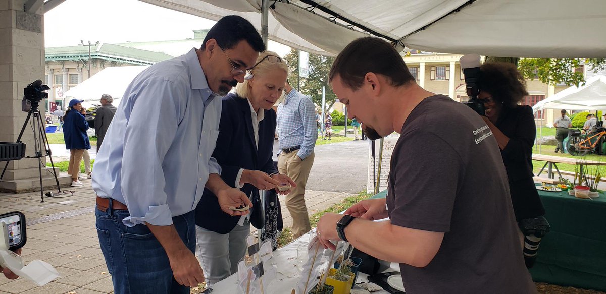 Our ESF Open Academy staff introduced @SUNY Chancellor @JohnBKing and @NYSFair Director Sean Hennessey to seed ball making at the fair today. Proud of this department’s work to educate the STEM leaders of tomorrow. 🔬🔭