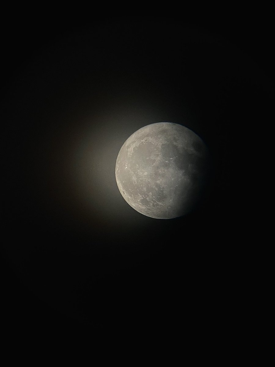 La #SuperBlueMoon #superlluna des de Vilanova de la Muga! <a href="/TomasMolinaB/">Tomàs Molina</a> <a href="/meteocat/">Meteocat</a> <a href="/carlarouura/">Carla Roura de Turégano</a>