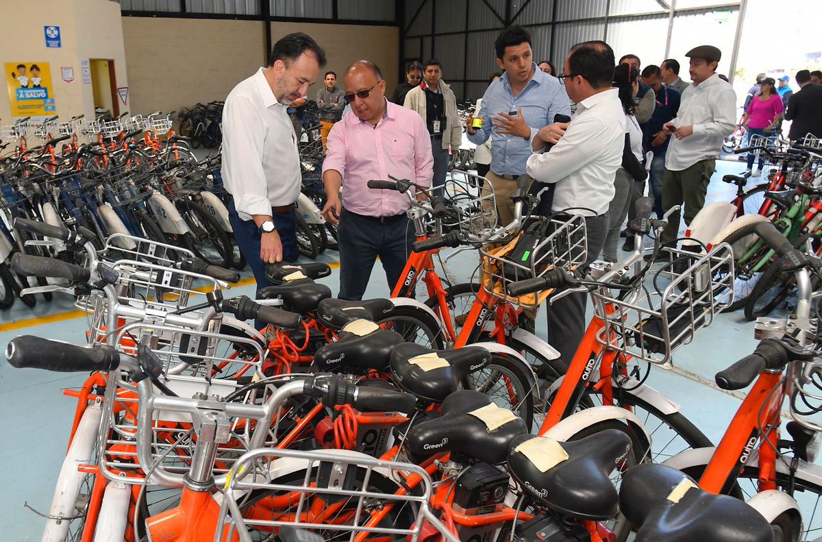 MunicipioQuito's tweet photo. 🚲 #QuitoEnBici | El alcalde de Quito, @pabelml, visitó las bodegas de @AMT_Quito, para constatar el estado de bicicletas eléctricas y mecánicas.

Este recorrido permitirá elaborar una propuesta para poner operativas las bicis públicas.

Con movilidad sostenible #QuitoRenace https://t.co/gfCCUxYjXE