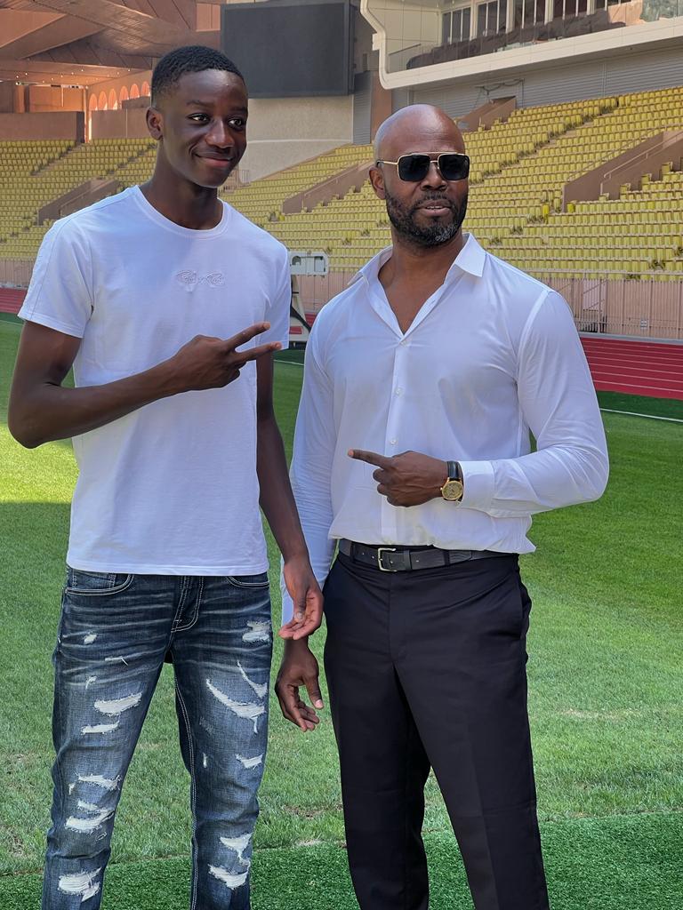 NiskaTheophile's tweet image. Samuel Nibombe (16ans), fils de l&apos;ancien défenseur des Éperviers du Togo Nibombe Daré a signé son 1er contrat pro avec @AS_Monaco. Il évoluait jusque-là avec le Sporting Charleroi en Belgique. #Ligue1UberEats #Monaco #Nibombe #SamuelNibombe #SportingCharleroi