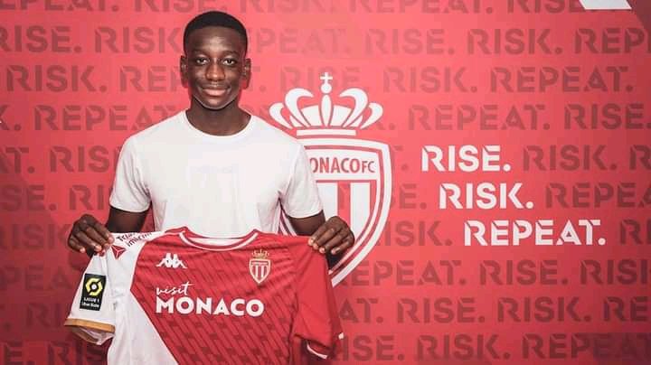 NiskaTheophile's tweet image. Samuel Nibombe (16ans), fils de l&apos;ancien défenseur des Éperviers du Togo Nibombe Daré a signé son 1er contrat pro avec @AS_Monaco. Il évoluait jusque-là avec le Sporting Charleroi en Belgique. #Ligue1UberEats #Monaco #Nibombe #SamuelNibombe #SportingCharleroi