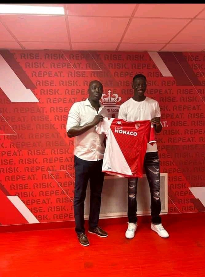 NiskaTheophile's tweet image. Samuel Nibombe (16ans), fils de l&apos;ancien défenseur des Éperviers du Togo Nibombe Daré a signé son 1er contrat pro avec @AS_Monaco. Il évoluait jusque-là avec le Sporting Charleroi en Belgique. #Ligue1UberEats #Monaco #Nibombe #SamuelNibombe #SportingCharleroi