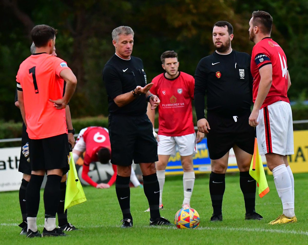 Fantastic performance from yesterdays Referee and assistants in the @TSWesternLeague Great understanding of the game and application of the laws. 👏👏👏