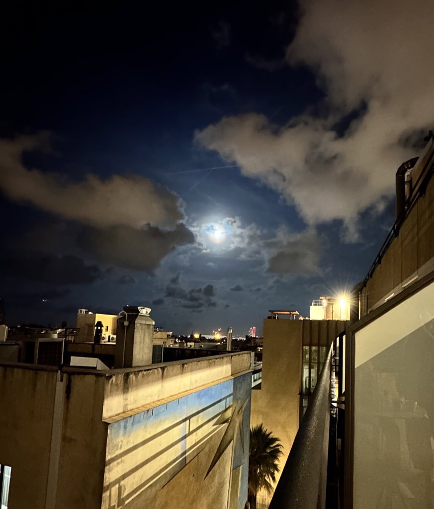 النظر إلى السماء، نحو القمر ...
يُسعد القلب، يبدد الحزن .. هو شيءٌ عظيييييييم، جدًا عظيم!

فكيف بتلك الحظة ...
التي يكون فيها النظر إلى وجهِ من خلق القمر؟
تراهُ بعينيك، ولا تُضام في رؤيته .. تخيل!

يااااااررررررب ارزقنا لذة النظر لوجهك الكريم 🤍🤍🤍🤍🤍🤍🤍