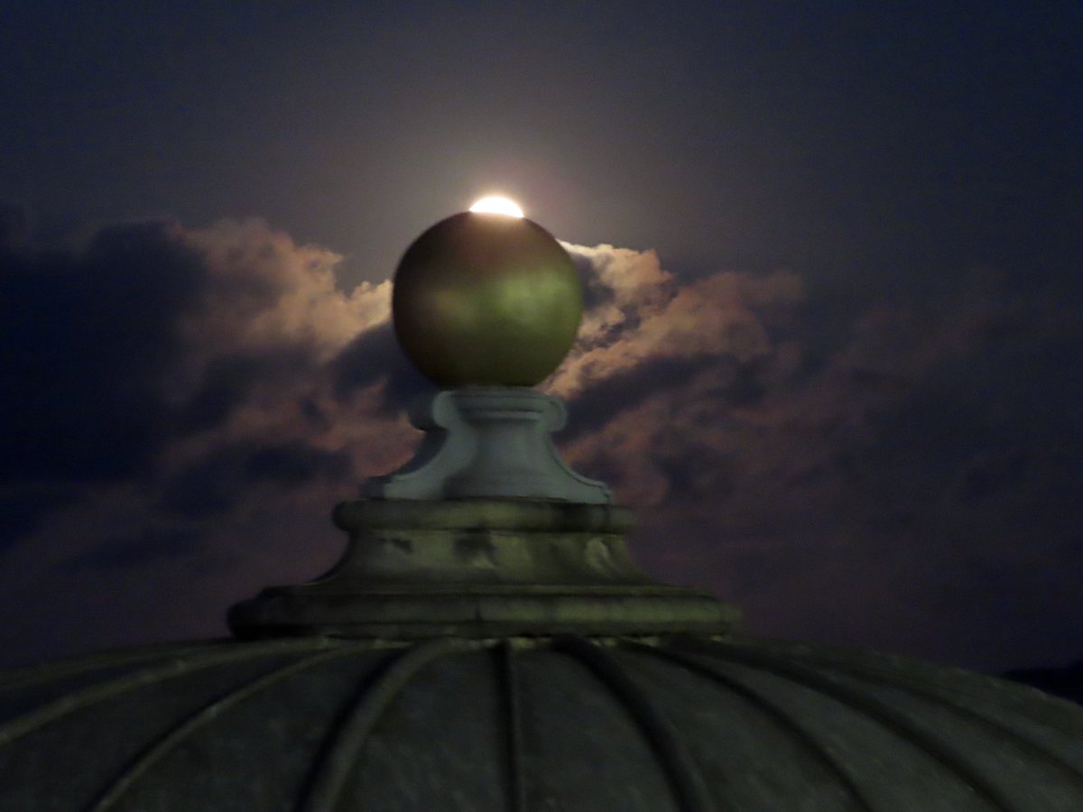 RoseButton1958's tweet image. #SuperBlueMoon #Scarborough #OnceInABlueMoon 
@SpaOrchestra @ScarboroughWeb @KeeleyDonovan @carolkirkwood @bbcweather @BBCBreakfast