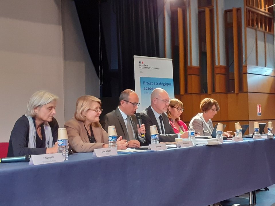 🎨 🎙Avec Marie-Hélène AUBRY, IA-DASEN, &amp; les équipes <a href="/acclermont/">Académie de Clermont-Ferrand</a>, nous étions ce mercredi au Lycée <a href="/LDV_Monistrol/">👩‍🎓Lycée Léonard de Vinci - Monistrol sur Loire</a> (Haute-Loire) pour la 3ème des 4 réunions de #rentreescolaire des cadres
👉un lycée pilote pour l'EAC, arts et l'Éducation aux Médias &amp; à l'information
<a href="/GabrielAttal/">Gabriel Attal</a>