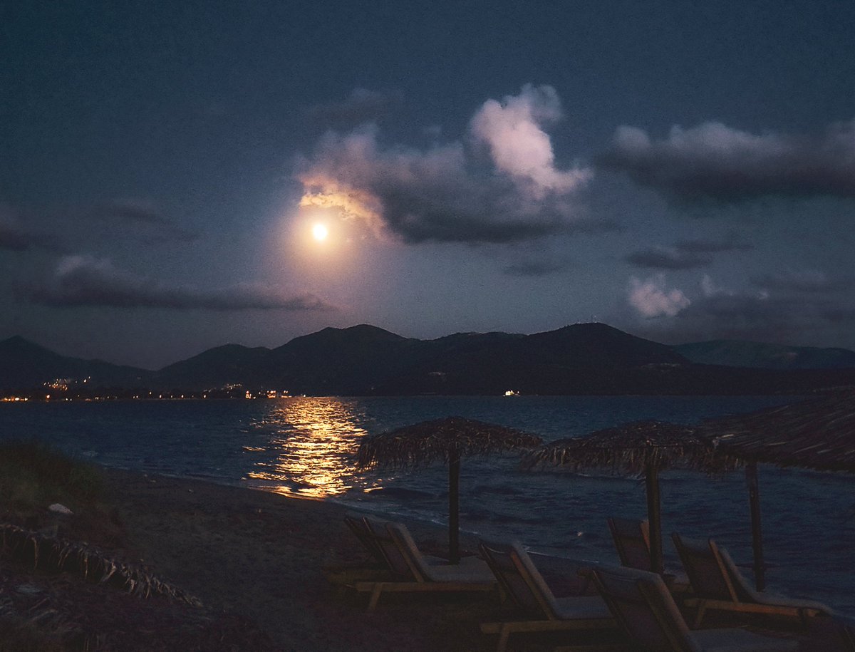 xontrikaiasximi's tweet photo. Late August
#igoumenitsa #thesprotia #drepano #gata #Greece #sky #clouds #beach #sea #summer #photography #photographylovers #samsunga53 #sunset #sunsetphotography #moon #sun https://t.co/JD3vDh35VK