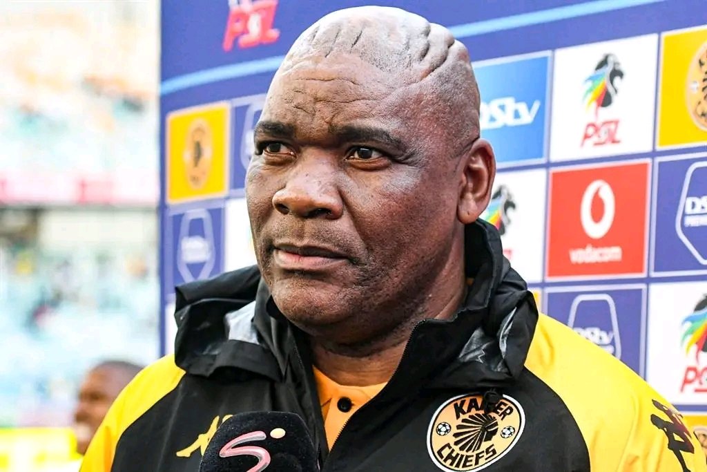 SbusisoMhlanga0's tweet photo. @KaizerChiefs The best Coach in South Africa.
Retweet🔁 for Ntseki and ❤️ like for Rulani. 
#DSTVPREMIERSHIP #Amakhosi4Life https://t.co/wZri3LoXwq