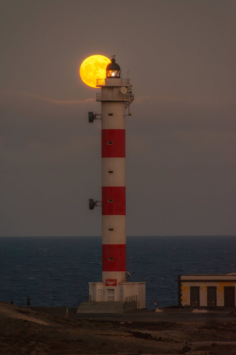 Así se veía hoy la salida de la Luna Azul desde Punta de Abona. 
Tenerife.