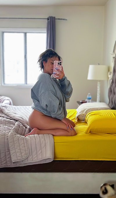 nothin but my sweater on 😈 https://t.co/MF7nGxuLry