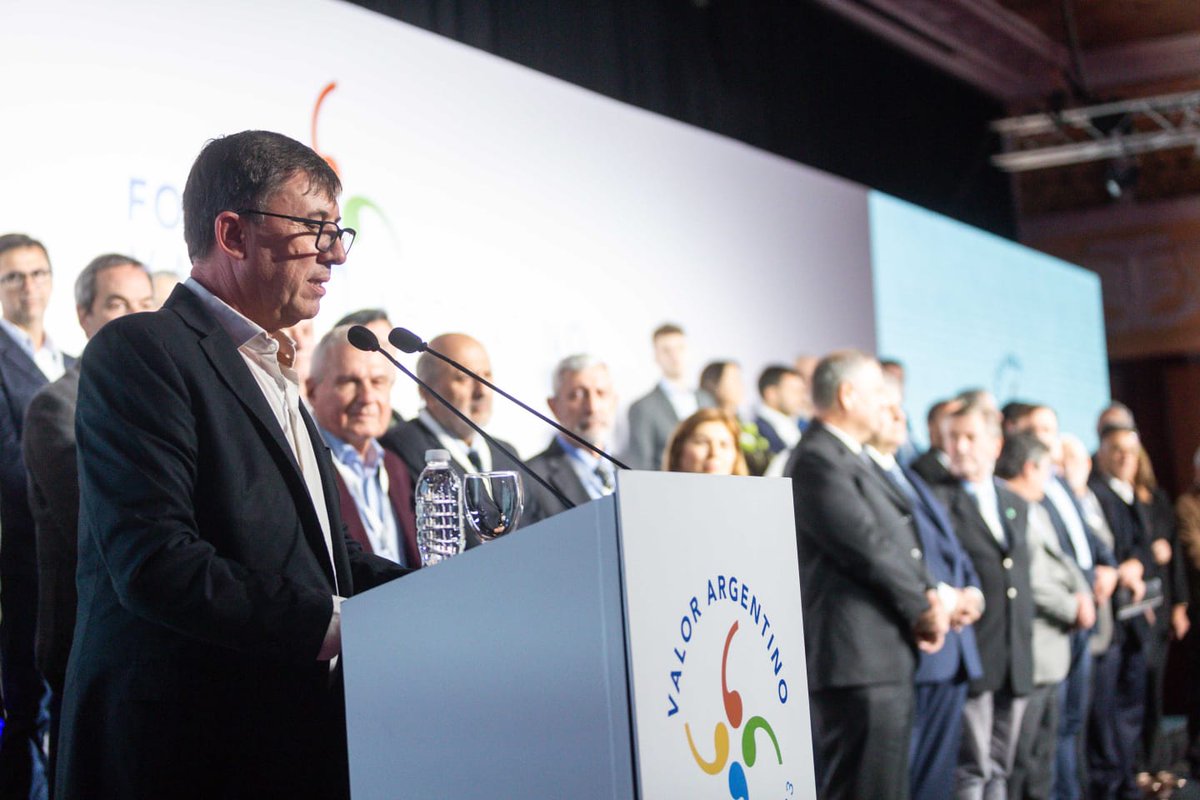 POR UNA NACIÓN ASOCIADA

En el cierre de la jornada, los representantes del sector presentaron e hicieron lectura del documento con la síntesis de las ideas y propuestas del Foro Valor Argentino.

#SomosValorArgentino