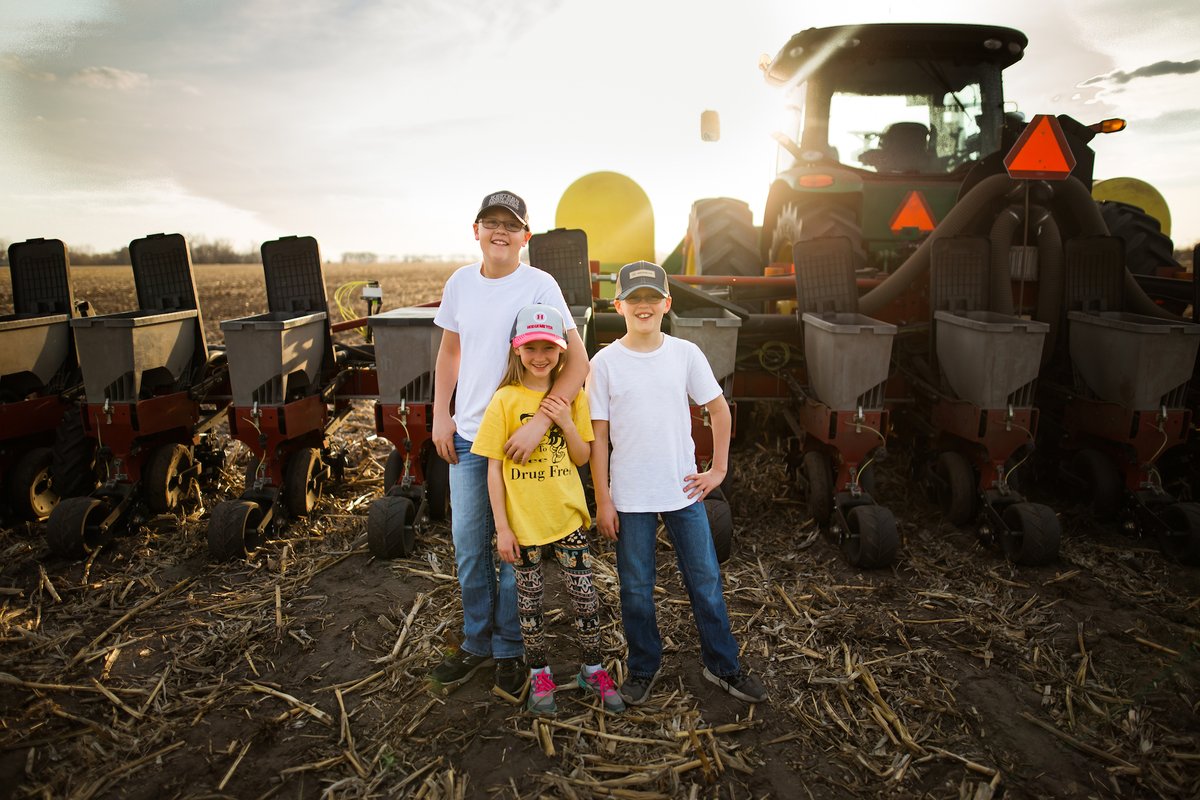 TheRightSeed's tweet photo. The future farmers pictured on the front cover of this year's Seed Guide are the Mader family in central Nebraska. Take photos of your farm family—you may make the cover next year!

View the 2024 Seed Guide: https://t.co/34VHBMRgeX

#TheRightSeed #LoyalToLocal https://t.co/uQxqUhGtSV