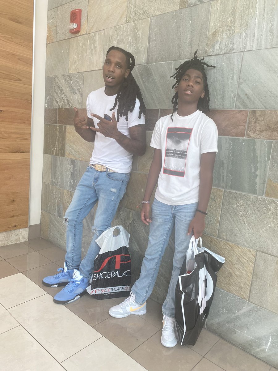 AntwonVincent's tweet photo. If you got it why you ain’t shoppin like me!🥱 #mallrun #twin https://t.co/SuMTEPuGFq