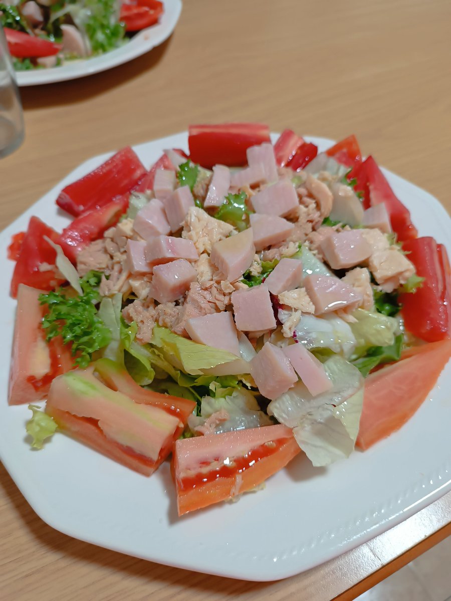polroc's tweet photo. Aquesta nit, #amanida 🥗 convidada. Gràcies al molt bon amic que me l'ha preparada amb molt de carinyo! 😘 https://t.co/NpowERuee3