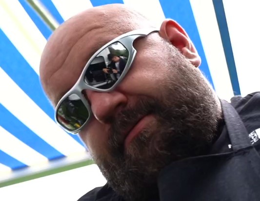 oimerr_'s tweet photo. @XayooUpdates Jaram się! 🔥 Czekam na ten kolejny dzień streama IRL z kamperów u Patusa z Mielca! 🚌 Z pewnością będzie mega z tym pseudo raperem i emerytowanym lordem. 👑🎤 Już widzę, jakie będą akcje! 🍿🥤 #StreamIRL https://t.co/HSQxfyKVIb