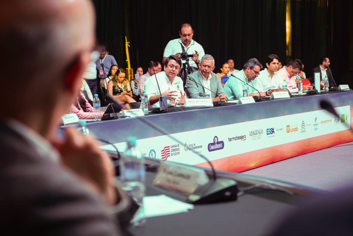 asointermedias's tweet photo. Hoy alcaldes de #CiudadesIntermedias y nuestro Presidente @MiguelMorenoSu presentaron @asointermedias en #RetoRegiones en #Bucaramanga y dialogaron sobre: El desarrollo como un propósito de competitividad
Organizado por @Prisamediaco @WRadioColombia @CaracolRadio @ElPaisAmericaCo https://t.co/R0sRNdeWwi