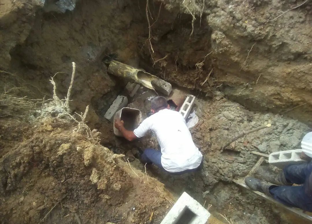 👉Fuerzas de trabajo de 💦Acueducto La Sierpe construyen registro en conductora de residuales, Zona Norte. #Eaass #AySCuba #INRHCuba.